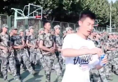 女生军训跳舞吃瓜爆料,女生跳舞吃瓜，揭秘军训幕后趣事  第2张