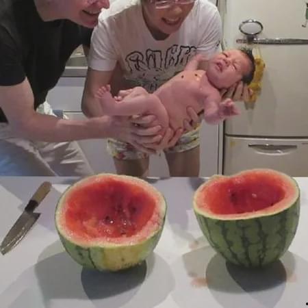 石榴男孩和奶奶娱乐吃瓜,石榴男孩与奶奶的欢乐吃瓜时光  第3张